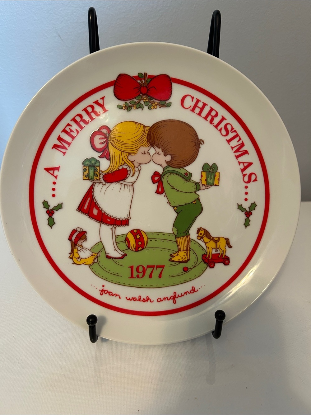 Vintage 1977 Holiday Decorative Plate - White and Red